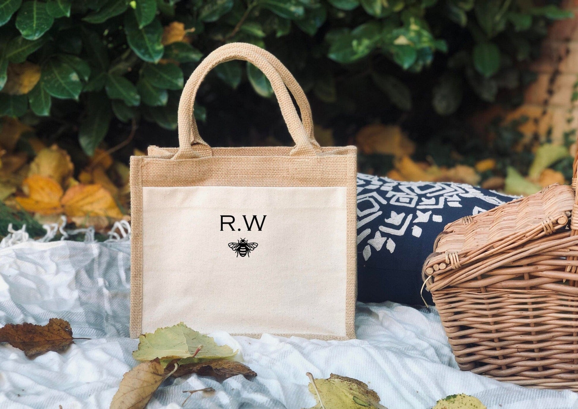 Lua Nova Lunch Bags Personalised Initials & Bee - Canvas Jute Lunch Bag